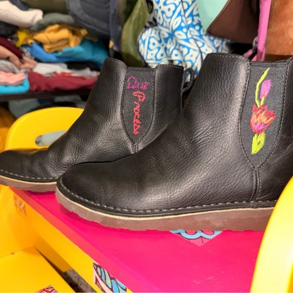 L.L. Bean Black Stonington Leather Boots with Pink and Green Embroidery - Picture 5 of 10